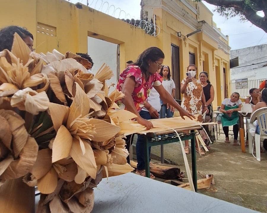 Noivas de Santo Antônio: Flores artesanais decoram casamento coletivo, em Barbalha