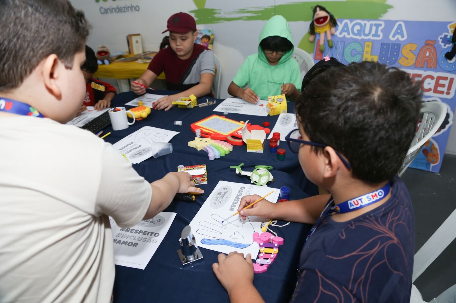 Toque, escuta e cuidado: painel sensorial amplia acolhimento a crianças atípicas na Vila Social do Canindezinho